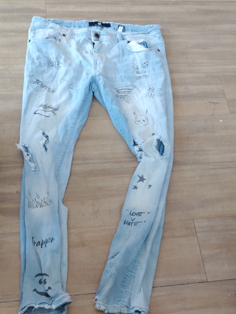 Light Blue Focus Jeans Distressed Men's Jeans with Graphic Details 36w 32l